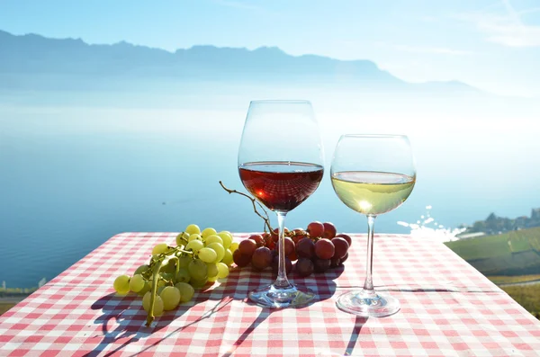Wine with grapes on table — Stock Photo, Image