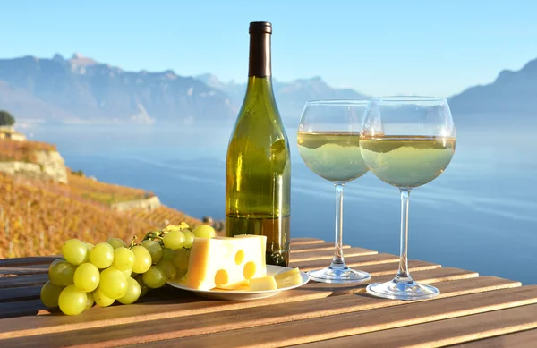 Vinho branco com queijo na mesa — Fotografia de Stock