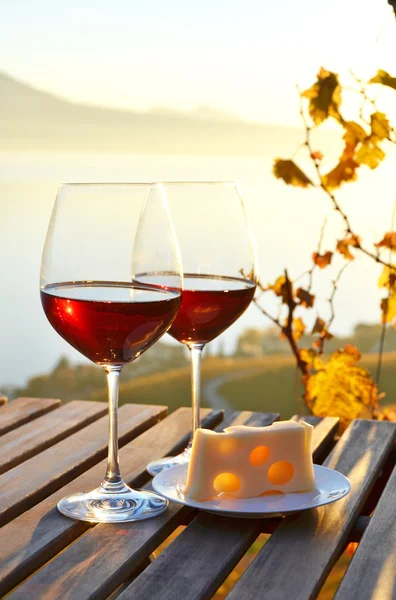 Czerwone wino z serem na stole — Zdjęcie stockowe