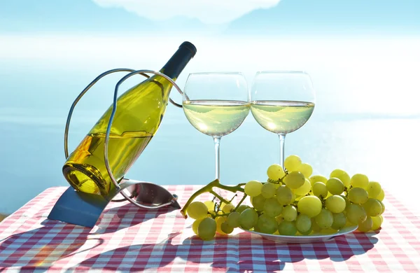 Вино с виноградом на столе — стоковое фото
