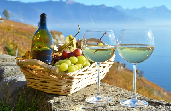 Vino con uvas en la mesa — Foto de Stock