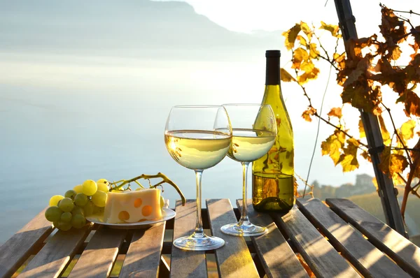 Vinho branco com queijo na mesa — Fotografia de Stock