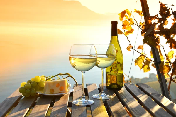 Witte wijn met kaas op tafel — Stockfoto
