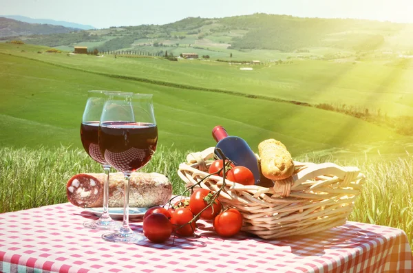 赤ワインとテーブルの上のパン — ストック写真