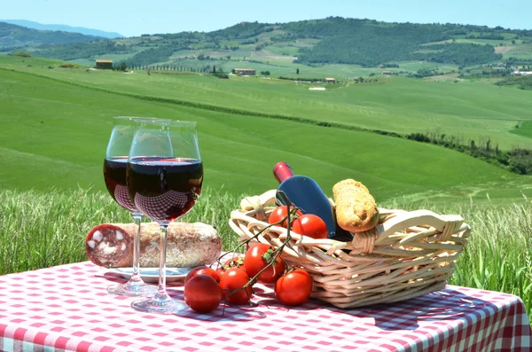Červené víno a chléb na stůl — Stock fotografie