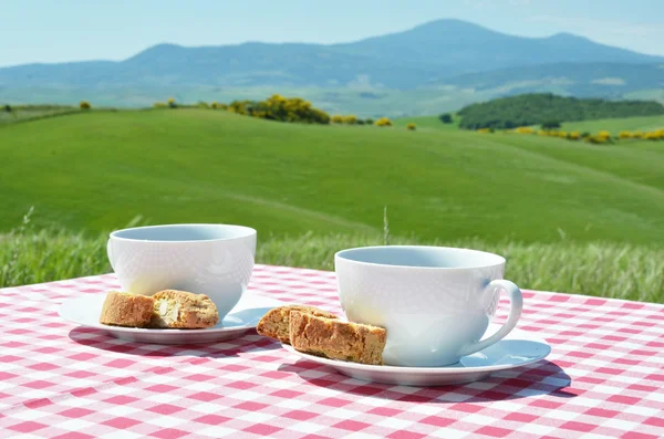 Káva a cantuccini na stole — Stock fotografie
