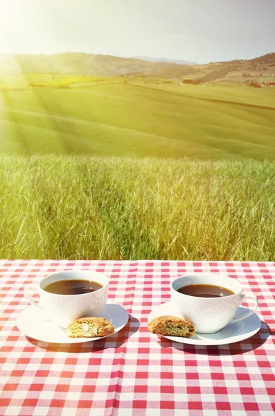 コーヒーとテーブルの上の cantuccini — ストック写真