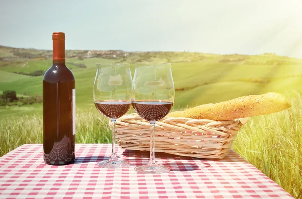 Rode wijn en brood op tafel — Stockfoto