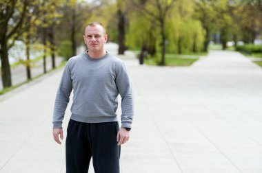 Etkin adam atletik vücutla outdoore parkta egzersiz. Lo uygun