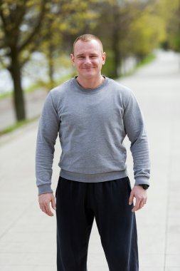 Etkin adam atletik vücutla outdoore parkta egzersiz. Lo uygun