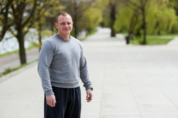 Homem ativo com corpo atlético, exercício outdoore no parque. Adequado. — Fotografia de Stock