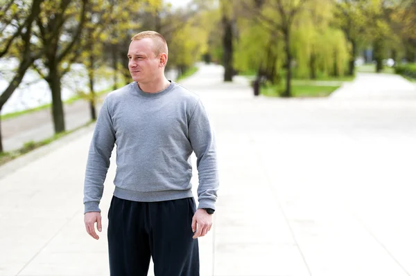 Actieve man met atletisch lichaam, oefenen outdoore in park. Passen lo — Stockfoto