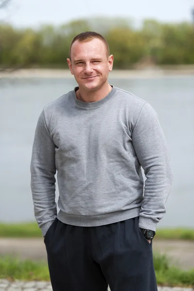 Homme actif avec un corps athlétique, faire de l'exercice en plein air dans le parc. Fit lo — Photo