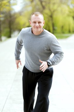 Açık koşmak eğitim genç adam. 