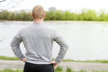 Adamın geri döndü. Eğitim açık loking Nehri üzerinde.