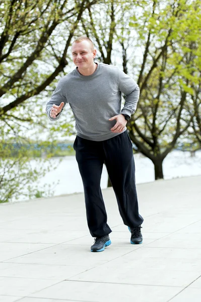 Hombre joven entrenamiento correr al aire libre . —  Fotos de Stock