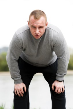 Adam çalıştırdıktan sonra dinlenme. Açık koşucu.