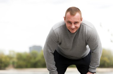 Adam çalıştırdıktan sonra dinlenme. Açık koşucu.