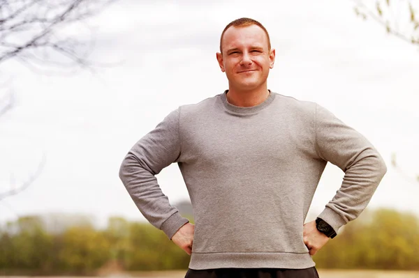 Jonge man rust na runing. zoeken op rivier. — Stockfoto