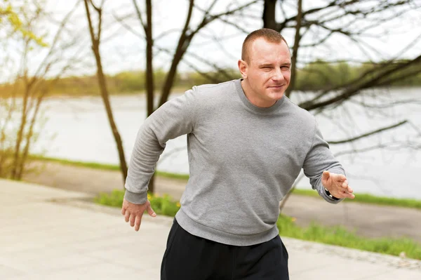 Un hombre que corre por el río. Corredor al aire libre . —  Fotos de Stock