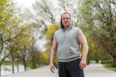 Hood istirahat iş adam. Açık.