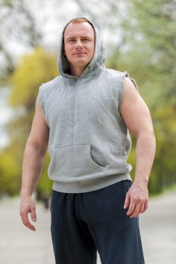 Hood istirahat iş adam. Açık.