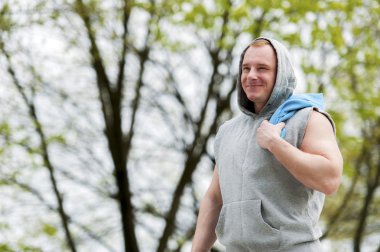 Hood istirahat iş adam. Açık.