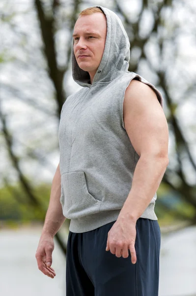 Hombre de entrenamiento en el capó descansando. Exterior . — Foto de Stock