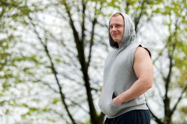 Allenamento uomo in cappuccio riposo. All'aperto . — Foto Stock