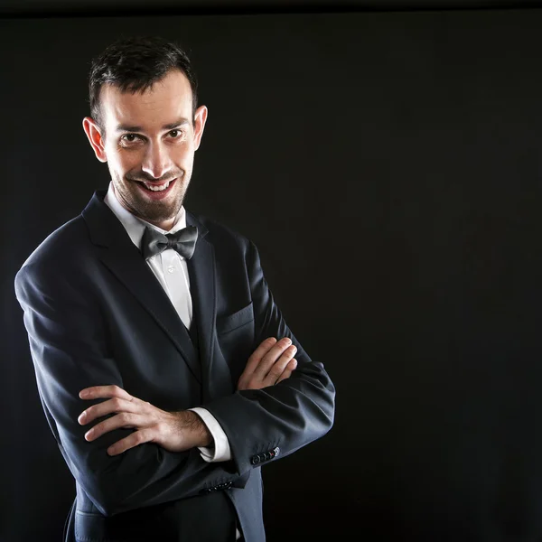 Retrato de homem elegante bonito em terno preto elegante. — Fotografia de Stock