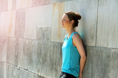 Uygun kadın kapalı afterrunwith gözün dinlenme.