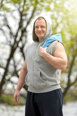 Uygun adam koşu sonra dinlenme.