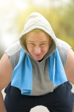 Uygun adam koşu sonra dinlenme.