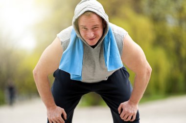 Uygun adam koşu sonra dinlenme.