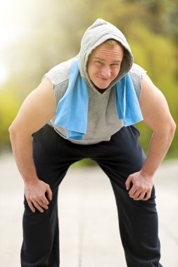 Uygun adam koşu sonra dinlenme.