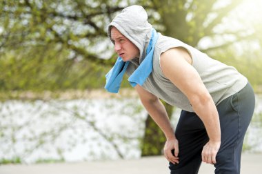 Uygun adam koşu sonra dinlenme.