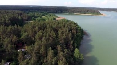 Hava görünümü orman ve göl. 