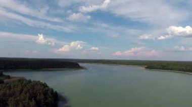 Hava görünümü orman ve göl. 