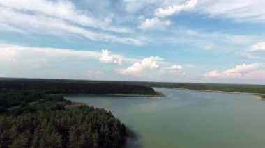 Hava görünümü orman ve göl. 
