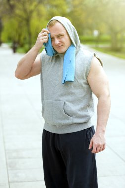 Uygun adam koşu sonra dinlenme.