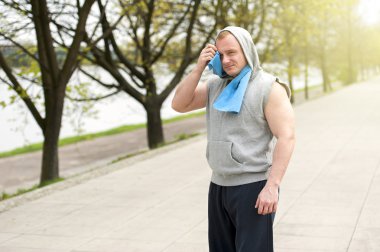 Uygun adam koşu sonra dinlenme.