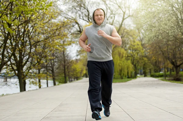 Hombre activo corriendo en el parque. Ajuste rápido . —  Fotos de Stock