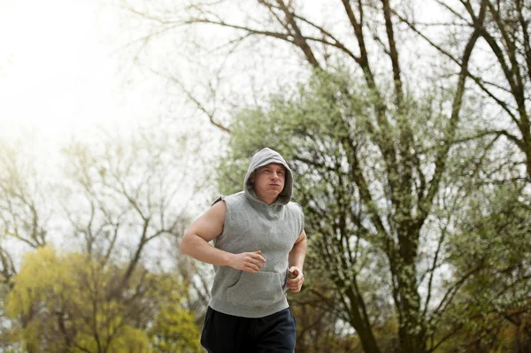 Homem activo a correr no parque. Ajuste de corrida . — Fotografia de Stock
