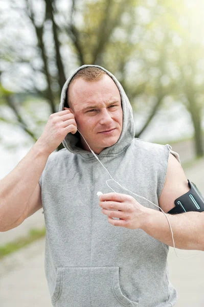 Fit man jogger escuchar música por los auriculares . —  Fotos de Stock
