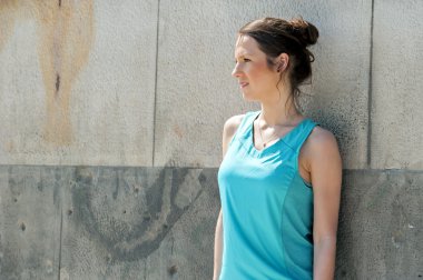 Şehirde çalıştırdıktan sonra istirahat kadın uygun. Koşucu.