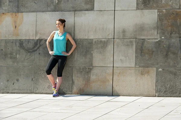 Mulher apta a descansar depois de correr na cidade. Jogger... . — Fotografia de Stock