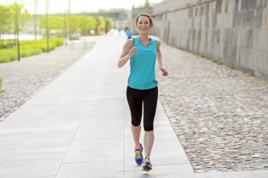 kadın parkta koşu uygun.