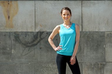 Uygun kadın çalışma iagainst sonra duvara dinlenme.