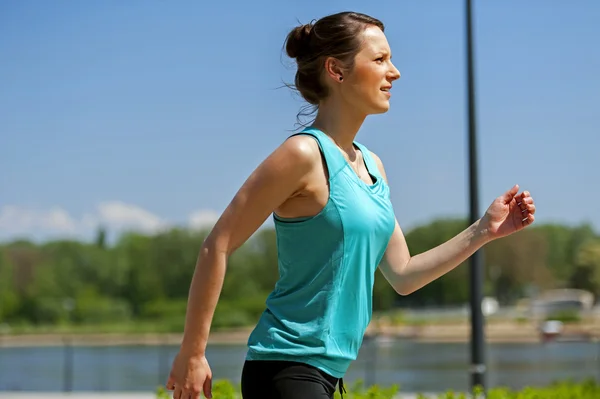 Adatto donna che fa jogging nel parco . — Foto Stock