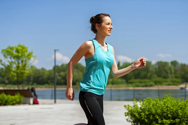 Passen vrouw joggen in het park. — Stockfoto